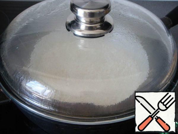 We put this construction on a strong fire, after a couple of minutes the chips will start to smoke, at this point you need to reduce the fire and close the structure with a lid. Smoke will begin to form inside the pan and "envelop the rice". If the smoke comes out from under the lid, wrap a damp towel around the perimeter of the joint of the pan with the lid, this will prevent the exit. At the time of home smoking, you need to turn on the hood and open the window. In this case, the smell of smoke, which will inevitably appear, will disappear somewhere within an hour.
* Above I described the general principle of home smoking. With some practice, you can learn to smoke other foods in the same way.