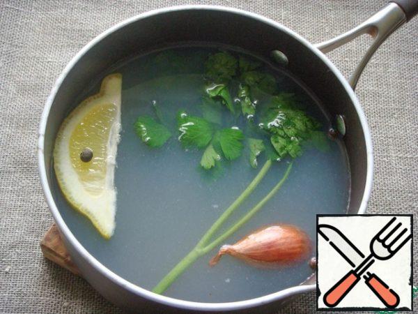 Remove the mussels, add water, onion and allspice to the remaining liquid and put on fire so that the broth remains on the verge of boiling.
* A cup of rice usually requires 2 cups of broth.