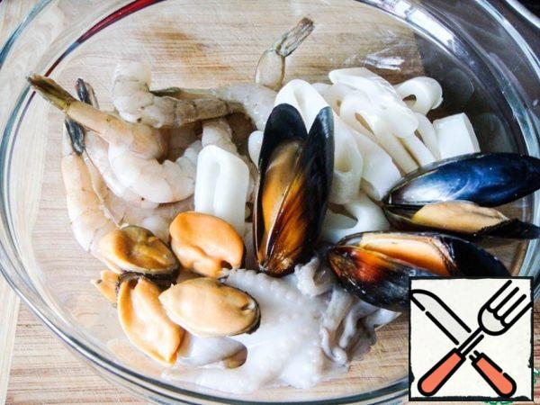 Prepare all the seafood. I used: tiger shrimps - to clean off the shells, leaving the tails, remove the intestinal vein; squid - to clean, cut into rings; prepared mussels - to clean from algae, part to release from the shells, part to leave in the shells for beauty; I also added a couple of octopuses and small cuttlefish - this is for my taste.