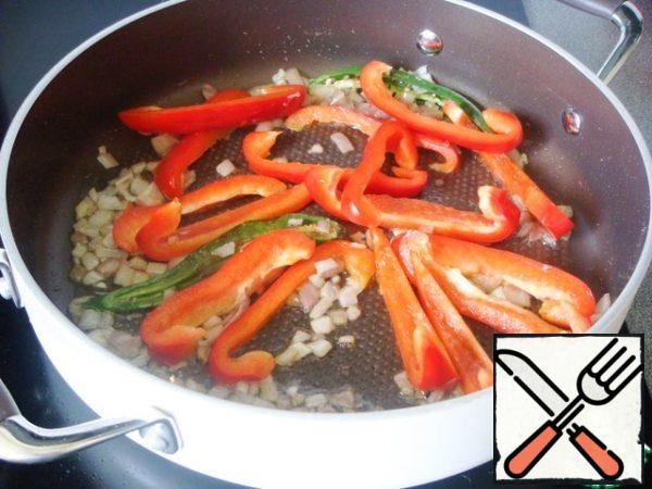 Then add strips of bell pepper. lightly fry.
At this stage, I extract the chili because I don't like it too spicy.
