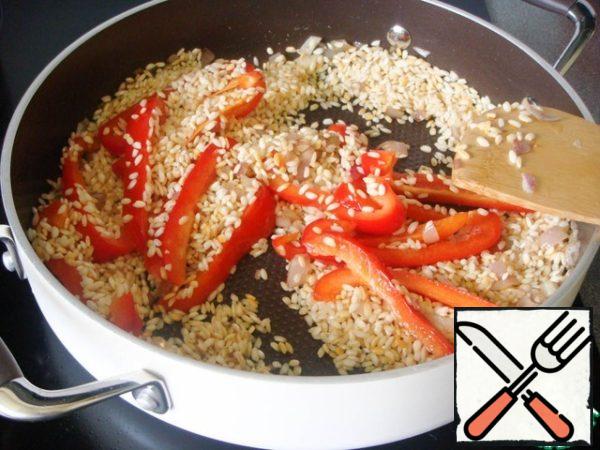 Then pour rice, rice is poured in circular movements, on average - one handful per person (0.5 cups). Paint the passers-by to transparency.