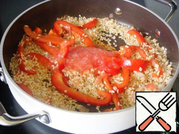 Then add the grated tomato. To interfere. At this stage, you can also add spices - for example, paprika or saffron. To enhance their taste, they are first heated in a frying pan with rice, and then tomato puree is added so that they do not start to burn.
* * Surprisingly, there was no saffron in our paella, although it is considered an integral part of this dish. Perhaps we just "ran out of saffron")), but I assumed that this was done intentionally so as not to interrupt the smoky taste and color. Since I'm trying to replicate what I've tried, I also decided not to add saffron to my paella.