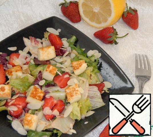Spread the mixture on plates, spread the cheese on top and sprinkle with almond petals. The salad is ready you can bring to the table.