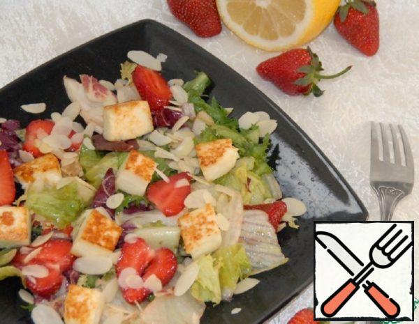 Salad with Strawberries, fried Cheese and Almonds Recipe