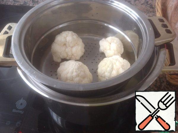 Cut the cabbage into inflorescences and cook in a steamer for 10-15 minutes.
