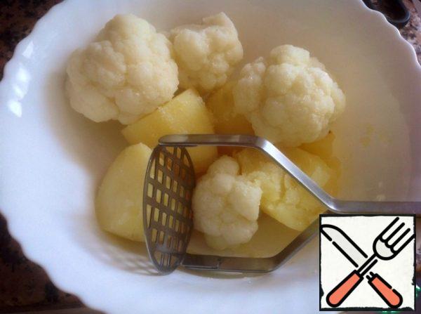 Mash potatoes and cabbage into mashed potatoes, add salt, pepper and nutmeg to taste.

