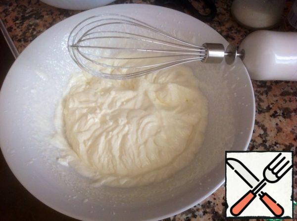 Beat the cream with a mixer until strong peaks.
