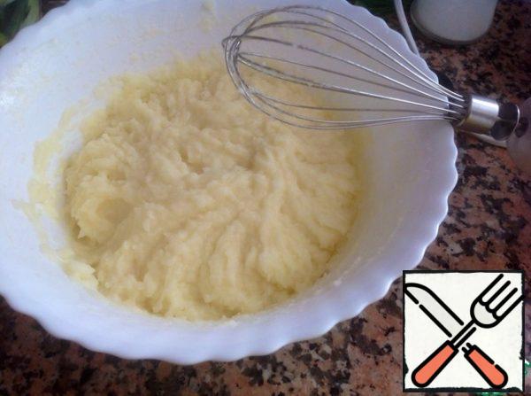 Beat the puree with a mixer until a homogeneous air mass is obtained.
