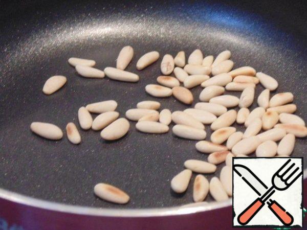 Pine nuts fry in a dry frying pan. Wash and dry the lettuce leaves.
Prepare the dressing: mix 1 tablespoon of olive oil with 1 tablespoon of lemon juice, salt and pepper.
