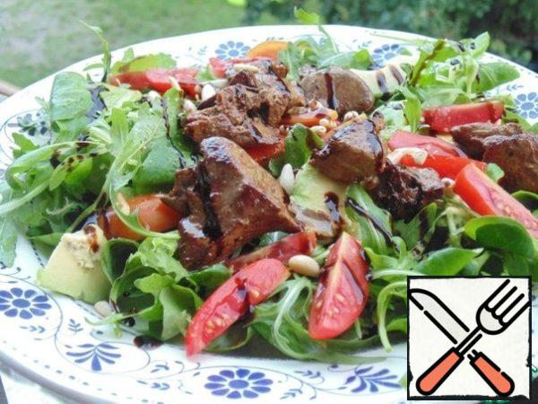 To prepare the salad: put lettuce leaves, tomatoes, avocado, liver on a plate, pour the dressing, sprinkle with pine nuts, decorate with balsamic cream.