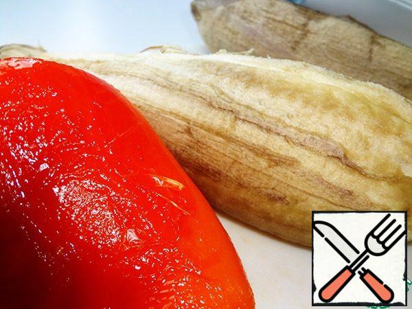 Chop with a blender or just finely chop the eggplant, pepper and tomatoes. I used canned tomatoes, fresh tomatoes need to be peeled by pouring boiling water over them.

