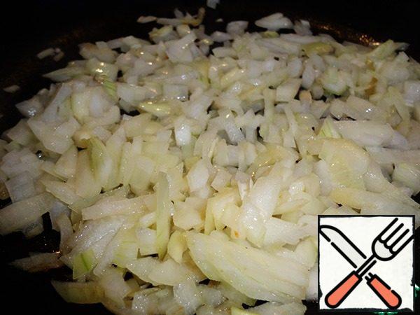 Finely chop the onion and fry in oil. Add the chopped vegetables. Add salt, pepper, and sugar to taste.

