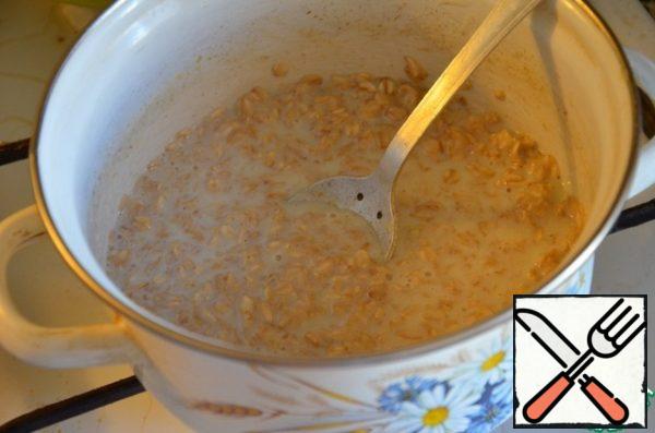 In milk, pour the cereal, salt, sugar, butter and cook until tender.