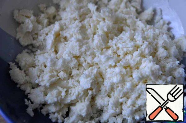 Crumble the cheese or rub it too.
In the absence of cheese, you can take cottage cheese, Adyghe cheese, while adding salt.