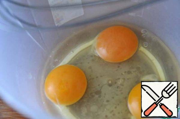 Lightly beat the eggs with a whisk.
