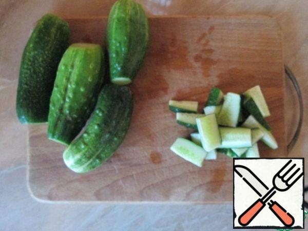 Wash cucumbers and cut into cubes.
