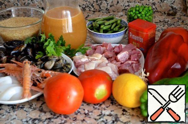 Important ingredients: olive oil (cold pressed, with a mild taste), saffron and sweet paprika.
Paella can be fish, meat, vegetable or mixed – there is a huge scope for imagination. Most often, Spaniards add mushrooms, artichokes, green beans, snails, shrimp, cuttlefish, squid, mussels, rabbit, pork, chicken - in different combinations.
Below is a recipe for paella with seafood and meat-Paella al estilo mar y tierra (paella in the style of "Sea and land"
