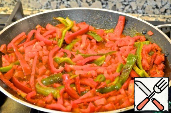Peel the tomatoes, remove the seeds, cut them into cubes and add to the pepper, salt and pepper with ground black pepper. Simmer over low heat, stirring, until soft, 10 minutes. Towards the end of cooking, add a pinch of saffron and half a spoonful of paprika.
