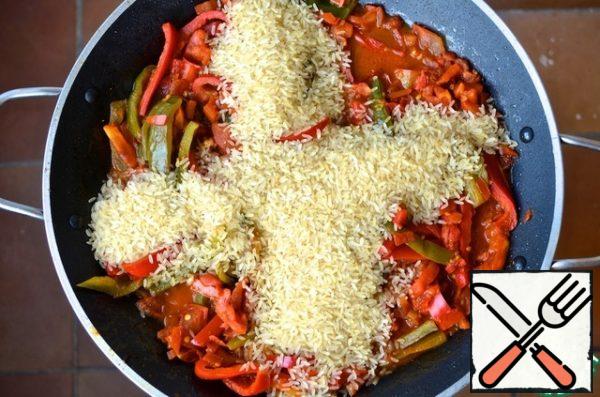 Pour the rice into the pan.
