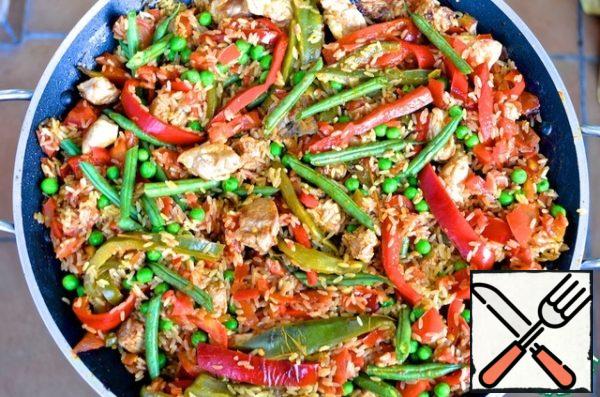 Return the meat to the pan, add the peas, beans, a little salt and pepper and mix thoroughly.
Pour in the broth and cook for 10 minutes over a fairly high heat.
