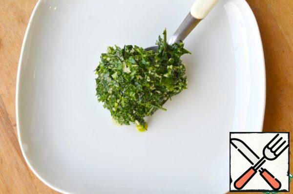 For the picada: in a mortar or blender, chop the parsley with garlic.
