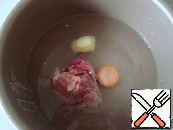 Power: 900W
Main program: aspic (pressure cooker menu) (118 minutes)
Additional program: flakes (pressure cooker menu) (59 minutes)
Fill the meat bones with water, put onions, carrots, salt and insert the bowl into the slow cooker.