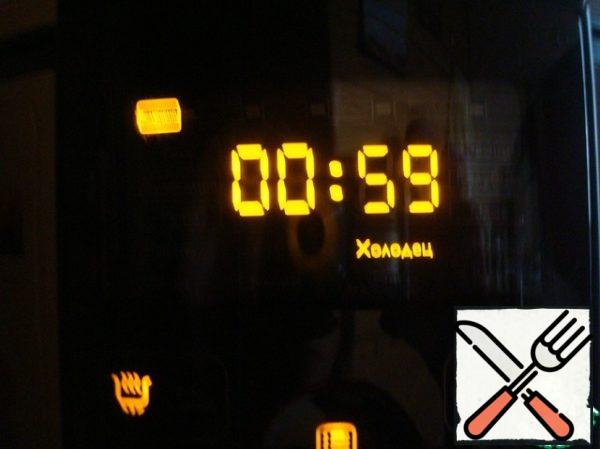 Turn on the "Jelly making menu" mode for 59 minutes. Move the multivark valve to the closed position. After the beep, turn off the heating mode and turn on the jelly cooking mode again (for another 59 minutes). This will allow the meat to boil well and absorb nutrients from the bones.
