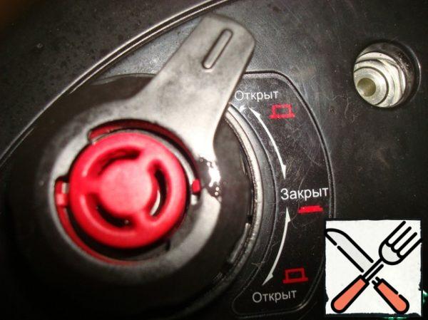 After the secondary beep, turn off the heating mode and disconnect the slow cooker from the mains. After 15 minutes, carefully move the valve to the open position and release steam.
