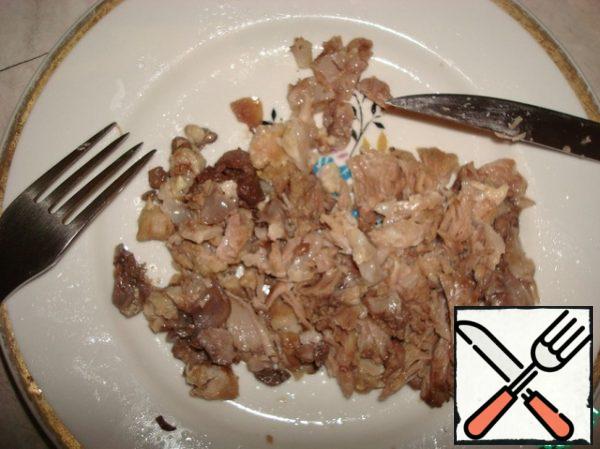 Boiled vegetables are given to pets, and the meat is separated from the bones and crushed. Put it in the refrigerator until morning.
