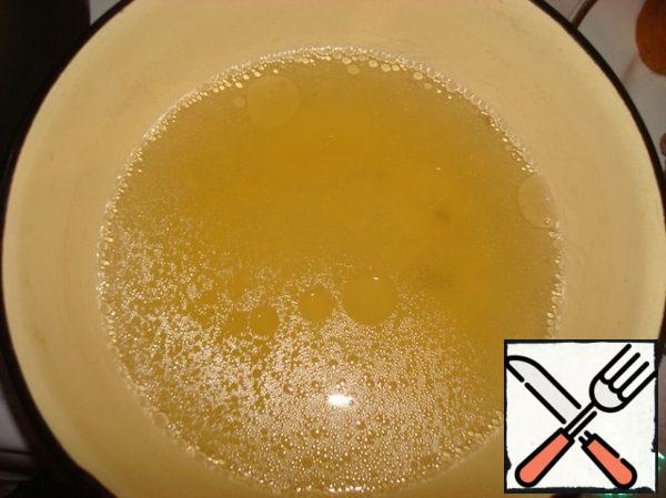 Measure 2 cups of broth, and leave the rest for the sauce.
