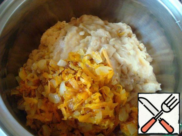 Put the cooked peas in another bowl (so as not to damage the protective layer of the bowl), add the fried vegetables and whisk with a blender.