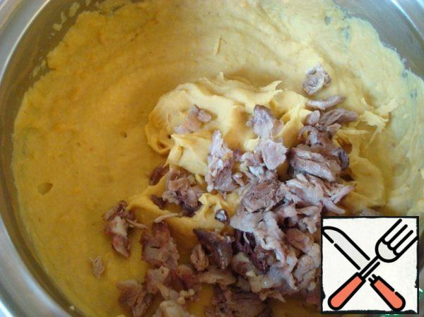 Add the meat from the bones to the mashed potatoes and mix.
