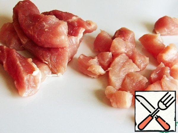 Meat cut into small cubes, lightly beat, sprinkle with ground black pepper (a little). Instead of meat, you can use the meat of bacon, lean ham.