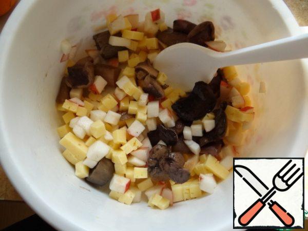 Apple and cheese cut into cubes.
In a bowl mix cheese, Apple, mushrooms.