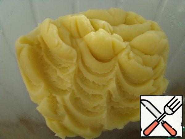 Wash the potatoes, peel and boil until tender in salted water.. Mash into a puree and add butter. Milk does not need to be topped up, the puree should be thick.
