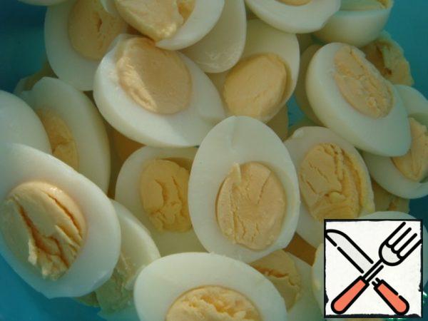 Quail eggs pour cold water, bring to a boil and cook for five minutes. Immediately cool eggs under cold running water.
Clean, starting with the blunt end, breaking the shell, as when cleaning a chicken egg, and cut lengthwise into two parts.