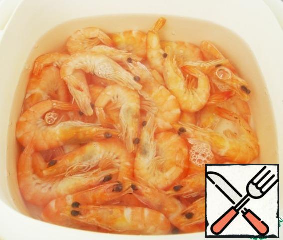 Shrimp pour on for 2 minutes with boiling water.