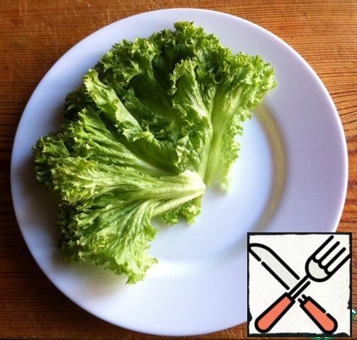 A plate arrange lettuce.