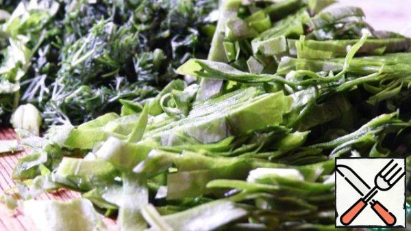 Let's get started.
Peel the potatoes and boil them in salted water.
Meanwhile
, finely chop the greens, removing all the hard stems. Be sure to use either spinach or sorrel, in order to feel a sour taste. It is better to use a variety of greens, for the saturation of taste.