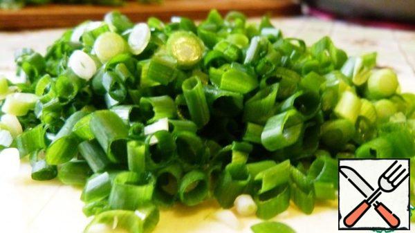 Finely chop the green onion.
