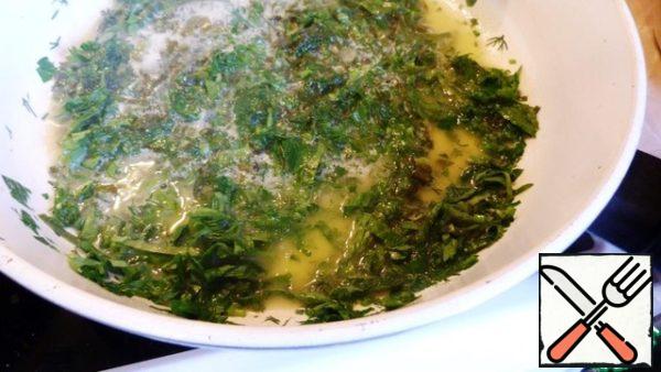 Send all the greens there, EXCEPT green onions. Salt. Stir, cook under the lid for 5-10 minutes. From heat treatment, sorrel will naturally change color. But strong guys are not afraid of this.
