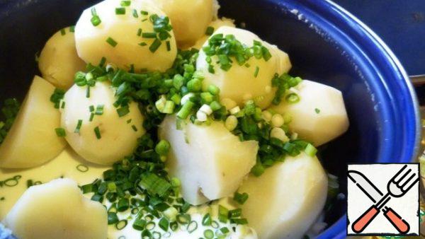 When the potatoes are cooked, drain the water, add hot milk and green onions. Mash into a large puree. There is no delicate and silky texture. You've heard Irish music. Here we make mashed potatoes with such rhythmic and jerky movements.
