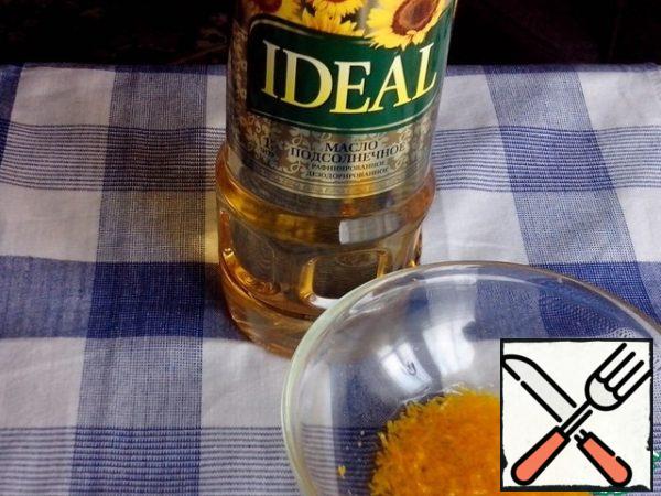 Preparing salad dressing. Wash the oranges. Remove the zest from the 1st orange using a fine grater. Add the oil to it and let it brew for 15 minutes.
