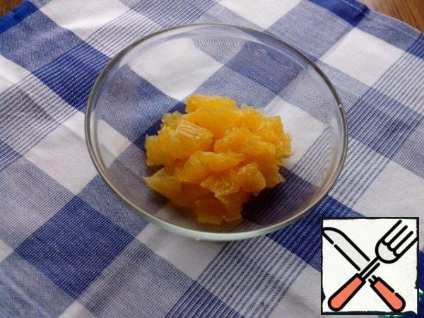 With a sharp knife, cut the peel from the oranges, free the slices from the membranes, cut into small pieces.
