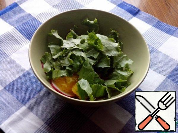 Wash the salad and let it dry on a paper towel, then tear your hands into small pieces and add to the radishes and oranges.