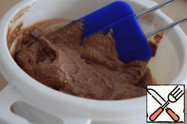 Butter in advance, remove from refrigerator. Beat 100 g of soft butter. Add 200 g of cream cheese and 200 g of Nutella. All well and carefully shake.