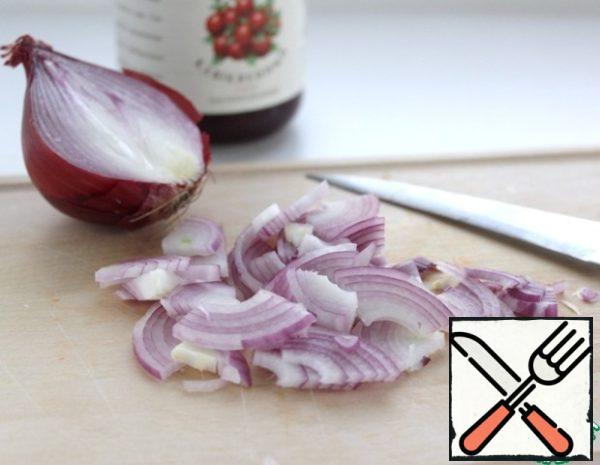 Peel a small red salad onion and cut into quarters.
