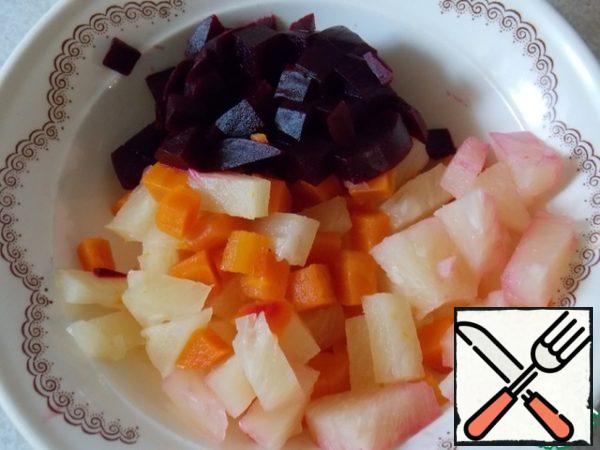 Cut beets and carrots into cubes.
Pineapple slices. Add salt and mix everything.
Beat the oil, vinegar and grated garlic well.