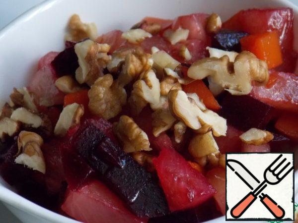 Mix the vegetables with the sauce and serve, sprinkled with nuts.
