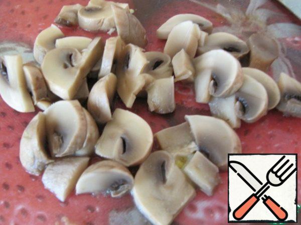 Mushrooms, cauliflower cut into slices.